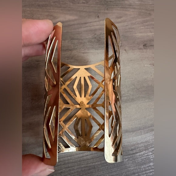 Low start Forever 21 Gold Geometric Adjustable Arm Cuff - Picture 4 of 5